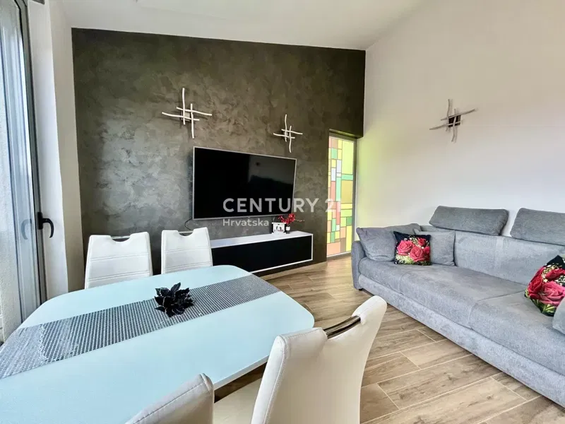UMAG, SURROUNDINGS, FULLY FURNISHED APARTMENT ONLY 200 METERS FROM THE BEACH WITH SEA VIEW – 3