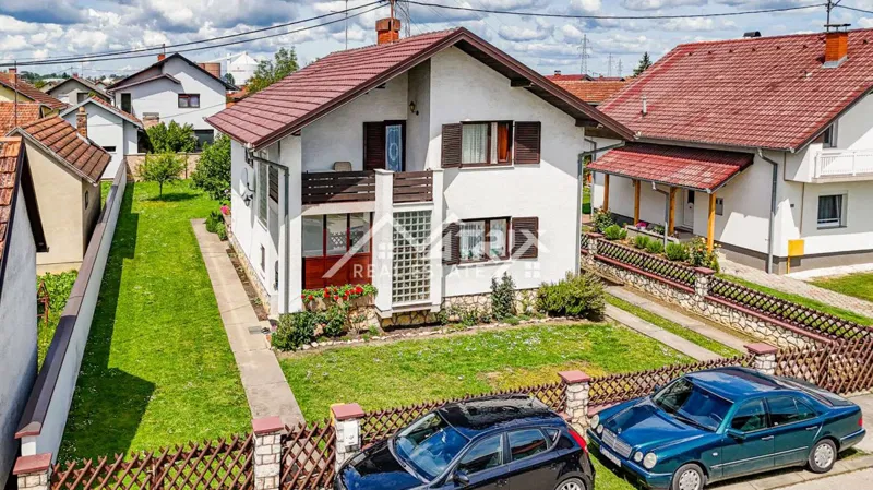 Županja, dvije kuće s dvorištem i garažom