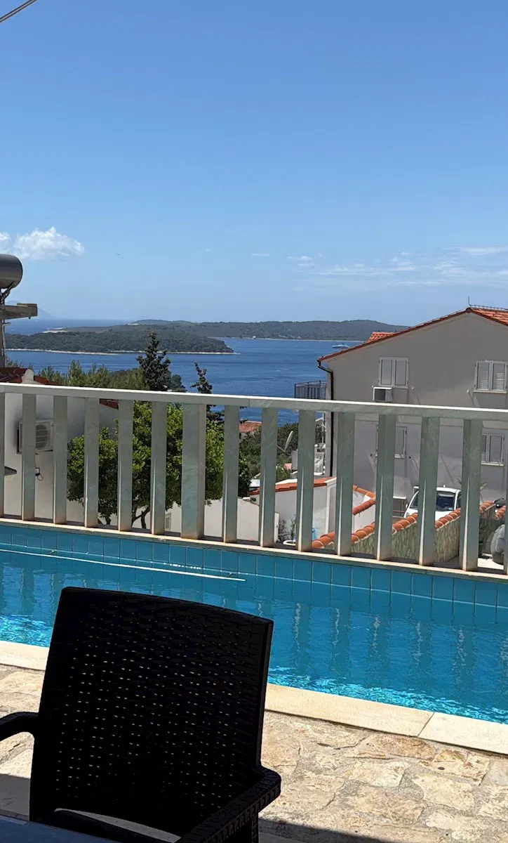 Stan u Hvaru s bazenom i pogledom na more