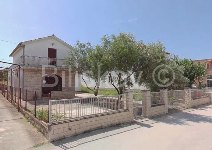 Najam, Sukošan, kuća 150m2 s 500m2 okućnice, parking