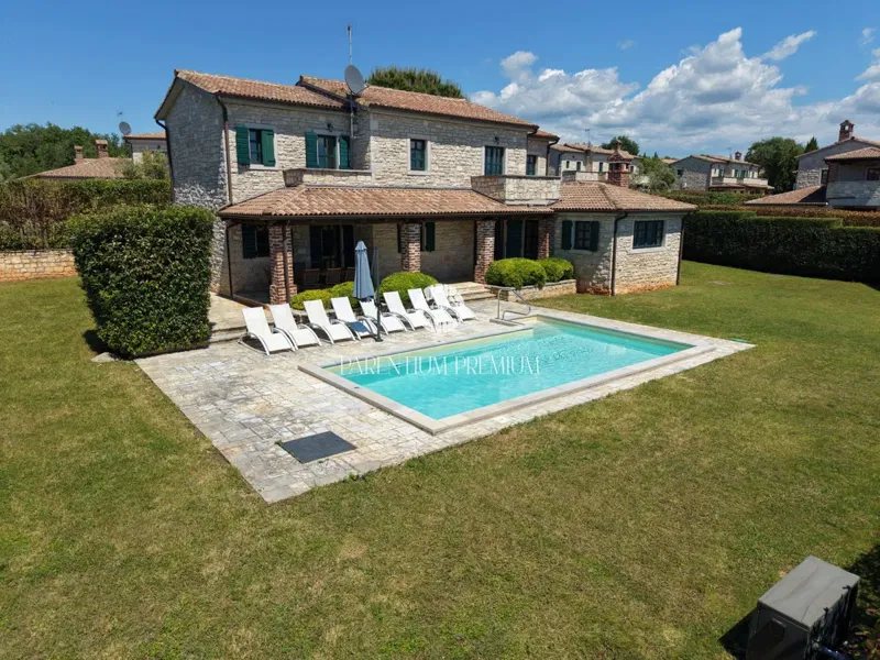 Mediterranean Villa with Spacious Garden and Pool – 2
