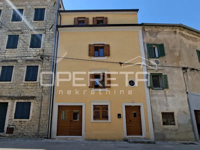Novouređena kuća s 3 apartmana, Skradin