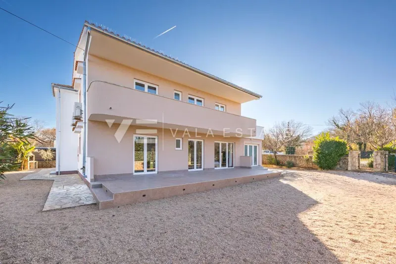 CASA INDIPENDENTE CON DUE APPARTAMENTI E UN BEL GIARDINO