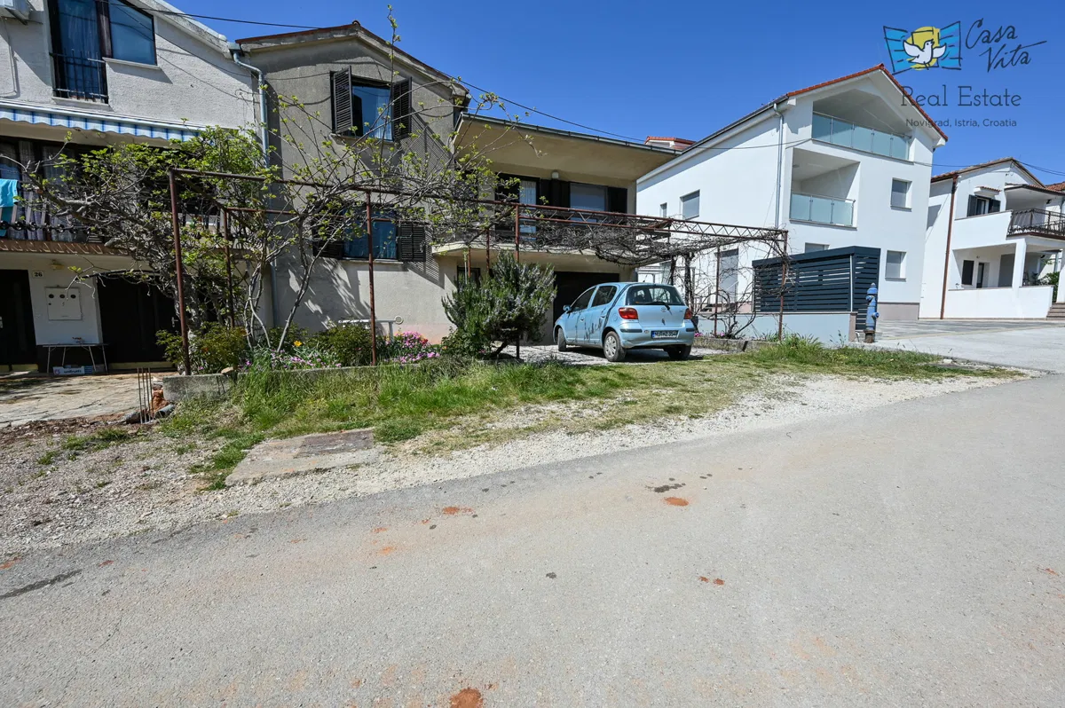 ISTRA, NOVIGRAD- Kuća s garažom i okućnicom 200m od mora i nadomak centra grada!
