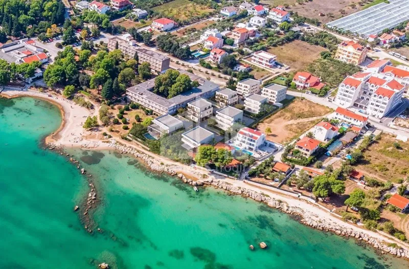 DRUGI RED OD MORA*** Poslovni prostor u prizemlju s vrtom