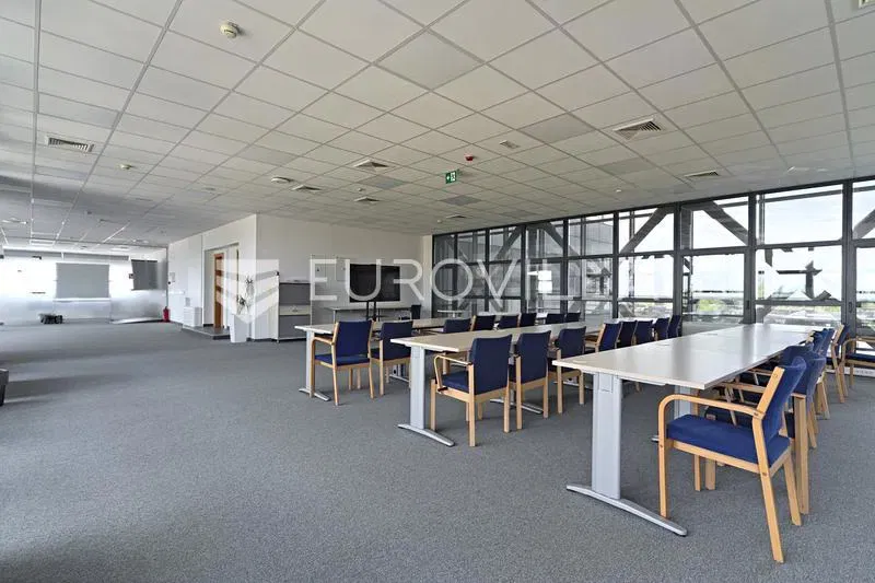 Osijek, Centar, Uređen poslovni ured za najam, 374 m², Novogradnja