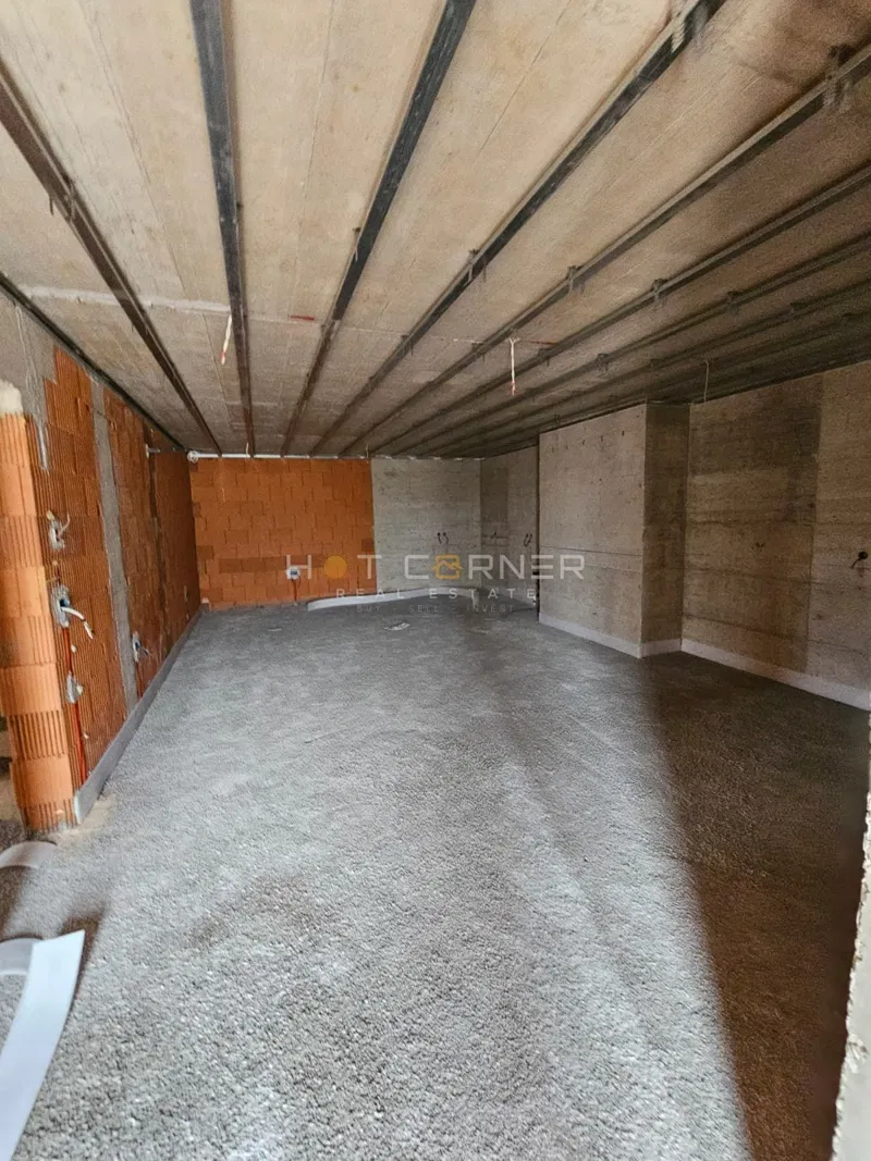 Investment opportunity: 2 houses with pool and 10 parking spaces – 3