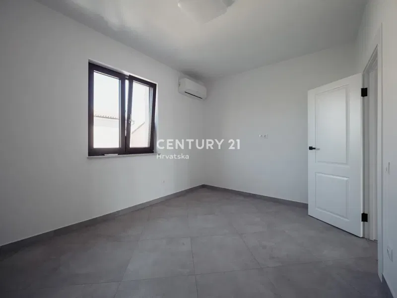 ROVINJ, THREE-BEDROOM APARTMENT FOR SALE ON THE SECOND FLOOR, 1300 M FROM THE SEA – 2