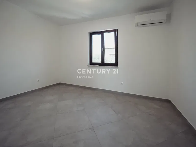 ROVINJ, THREE-BEDROOM APARTMENT FOR SALE ON THE SECOND FLOOR, 1300 M FROM THE SEA – 3
