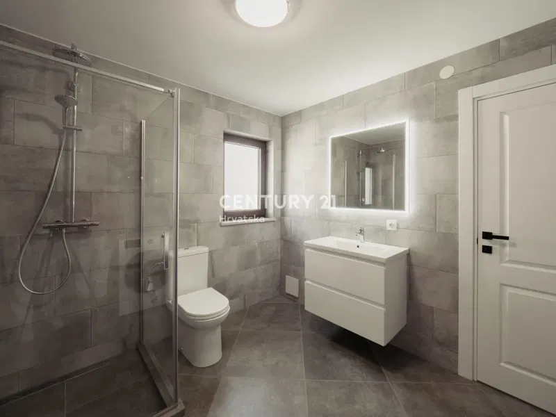 ROVINJ, THREE-BEDROOM APARTMENT FOR SALE ON THE SECOND FLOOR, 1300 M FROM THE SEA – 2