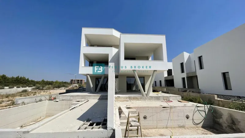 VODICE, novogradnja, dvoetažni luksuzni stan, bazen, vrt 145 m2 – 2