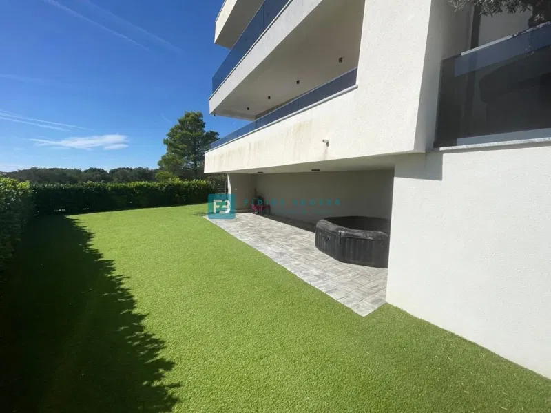 VODICE, novo, moderno stanovanje, 400 m od morja, vrt 144 m2 – 2