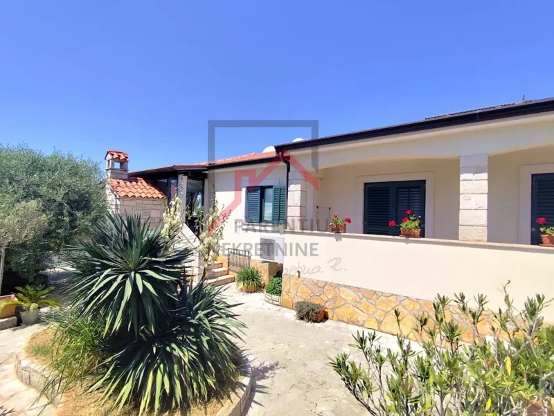 Casa a un solo piano con 2 camere da letto, piscina e garage, in una posizione tranquilla vicino a Parenzo. – 3