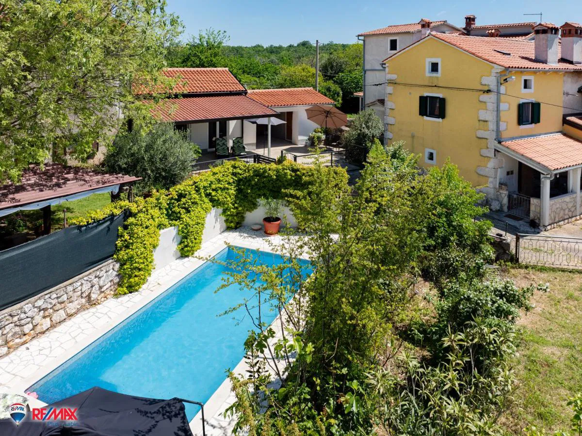 ISTRA, LABIN - BARBIĆI, EKSKLUZIVNO!!! DVIJE AUTOHTONE KAMENE KUĆE S BAZENOM
