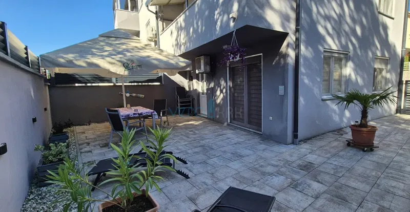 Otok Krk, Malinska, centar, dvoetažni stan 80 m2 sa okućnicom, terasa, prodaja