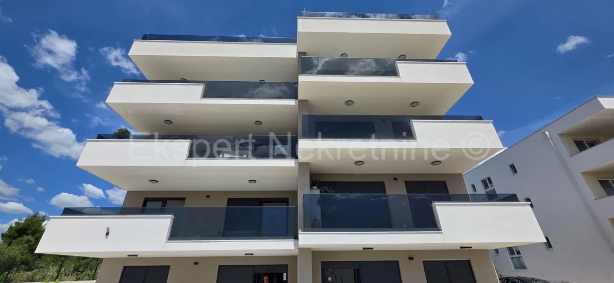 Okrug,3-soban stan 95 m2 + vrt 70 m2,novogradnja sa bazenom ,namješten