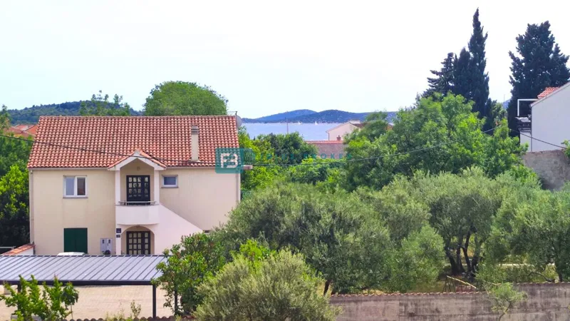 VODICE, samostojeća kuća, 3 odvojena stana, terasa, garaža, blizu centra, 1185 m2 zemljište – 2