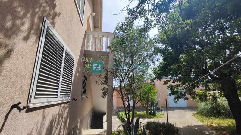 VODICE, samostojeća kuća, 3 odvojena stana, terasa, garaža, blizu centra, 1185 m2 zemljište – 3