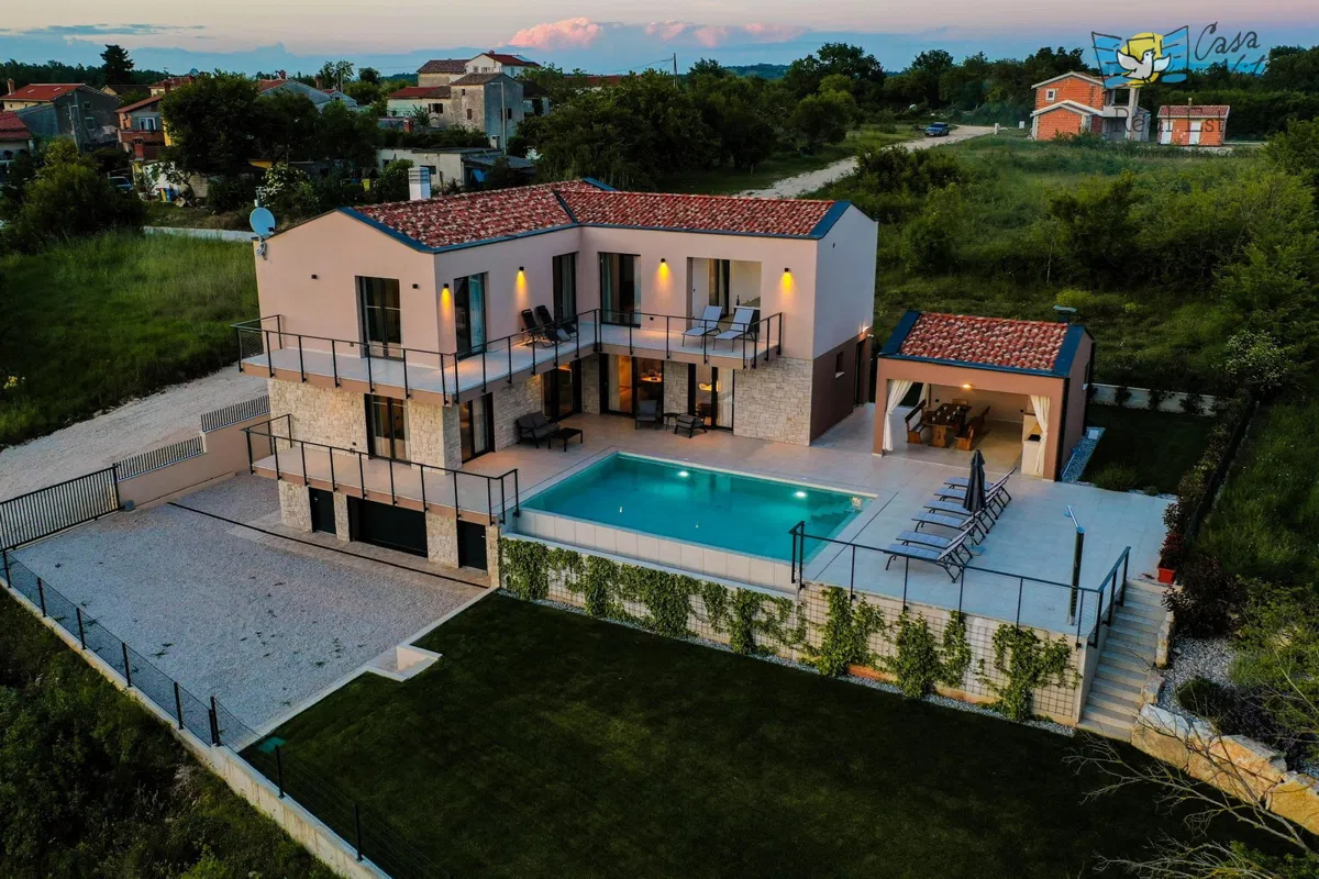 OKOLICA VIŠNJANA!!! Prostrana vila sa bazenom i garažom!