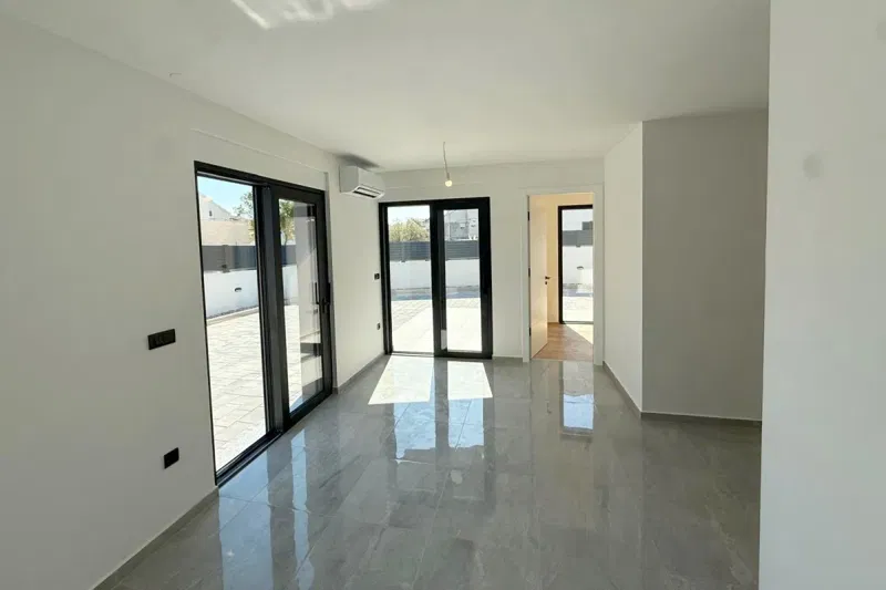 Modern apartment with a yard – 2