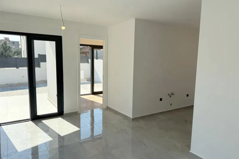 Modern apartment with a yard – 3