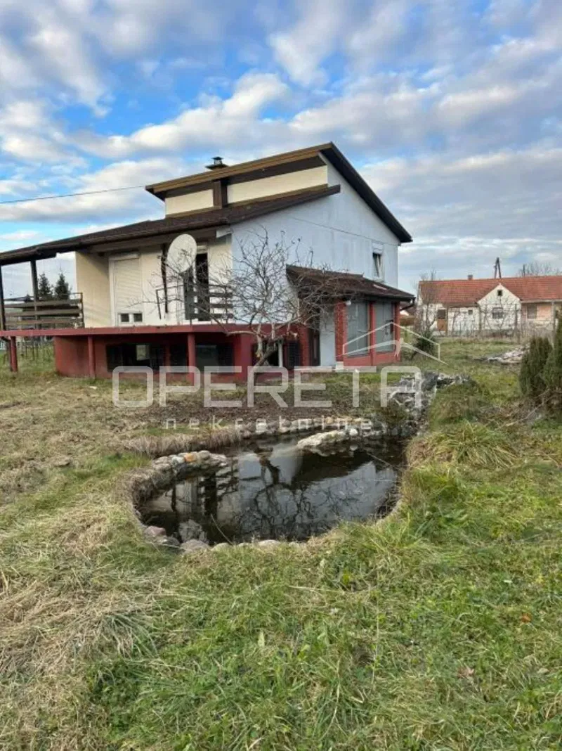 Hiša za adaptacijo na mirni lokaciji v Žabniku z velikim potencialom