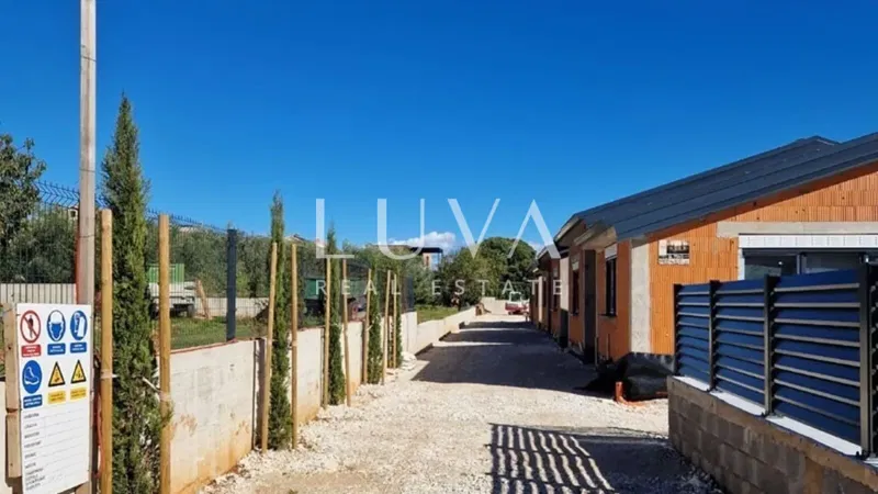 Istria, Kaštelir, modern ground floor house of 88 m² with courtyard for sale – 2