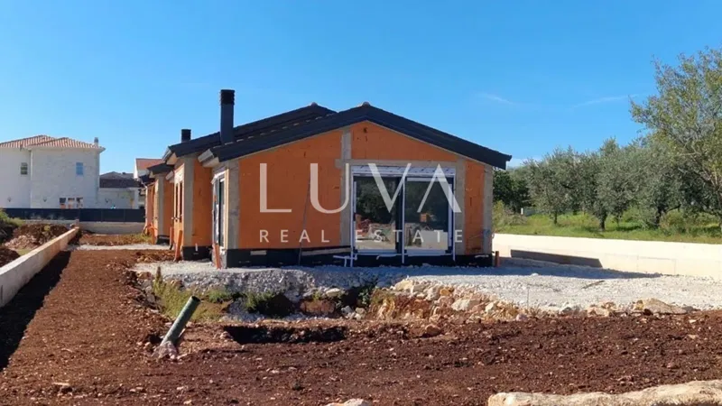 Istria, Kaštelir, modern ground floor house of 92 m² with swimming pool for sale – 2