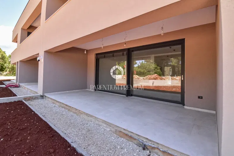 Spacious modern ground-floor apartment with a garden – 3