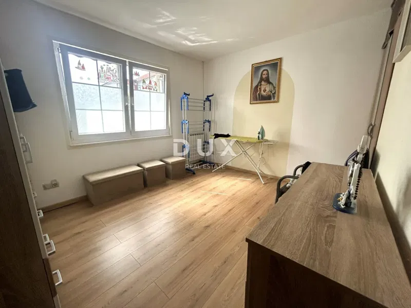 DALMATIA, VODICE – Three-bedroom apartment on the ground floor, 450m from the beach, parking, basement, garden – 3