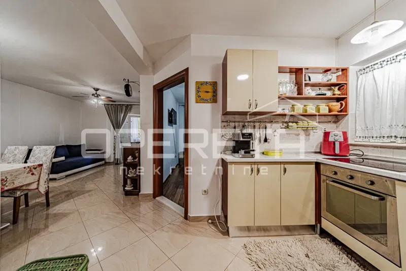 Supetar, appartamento arredato con loggia, giardino e parcheggio vicino al mare – 2