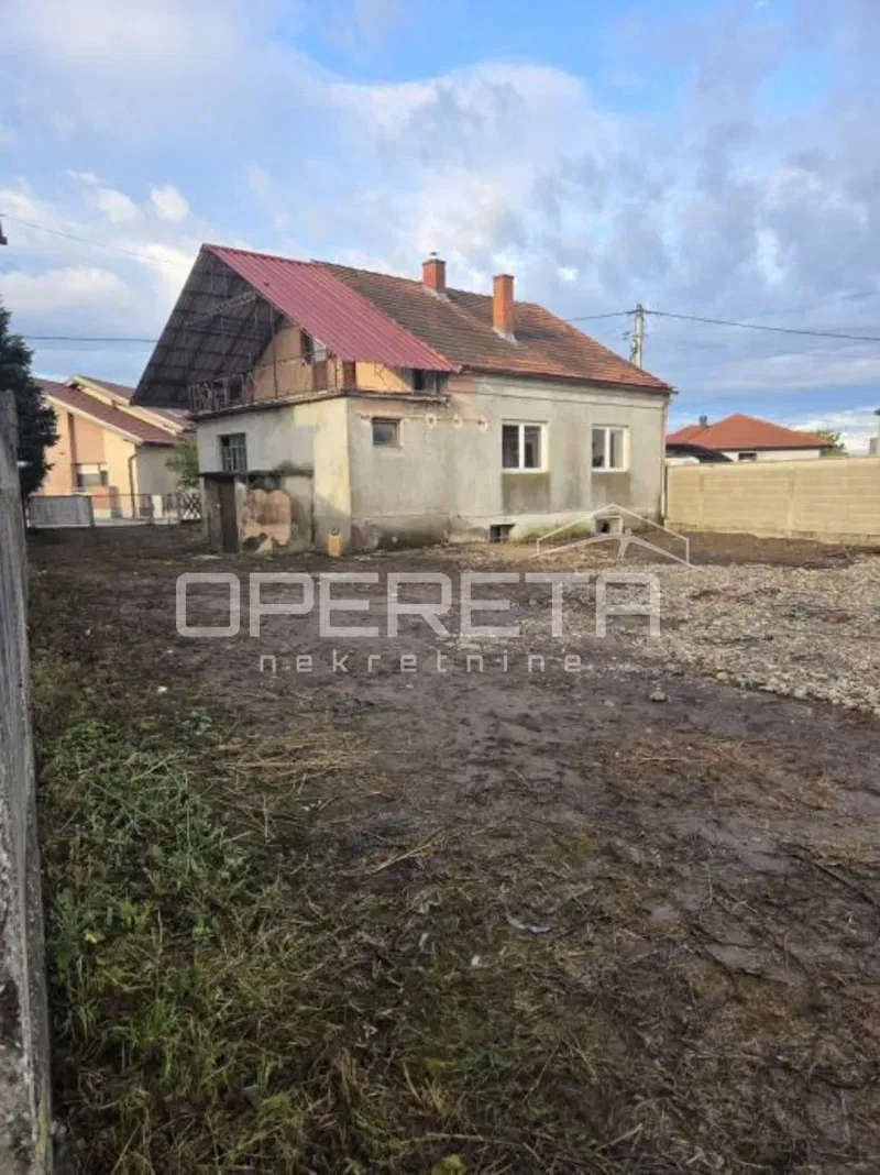 Hiša za adaptacijo v Trnovcu