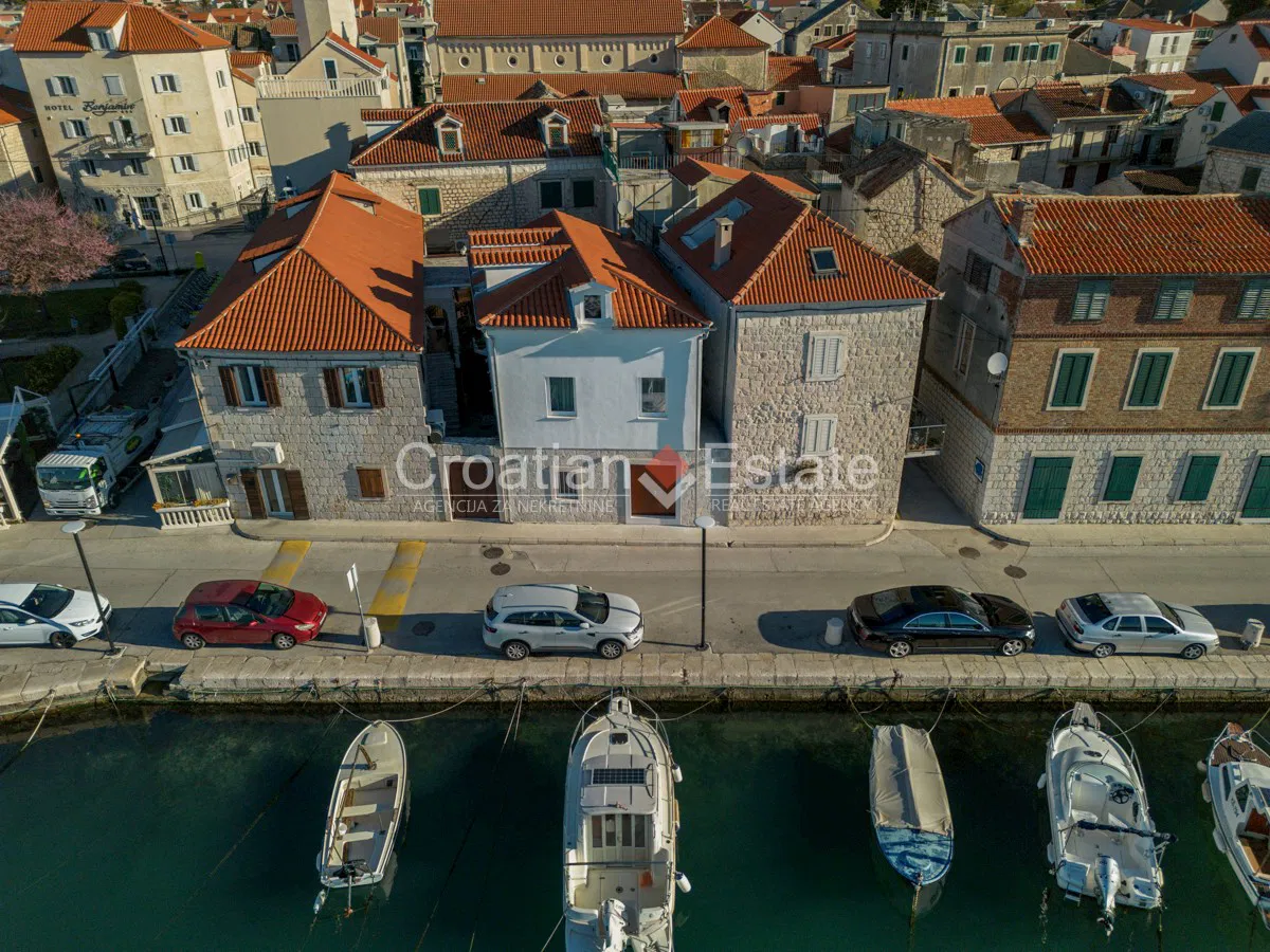 Kaštel Novi – Prenovljena hiša v prvem vrsti ob morju, naprodaj