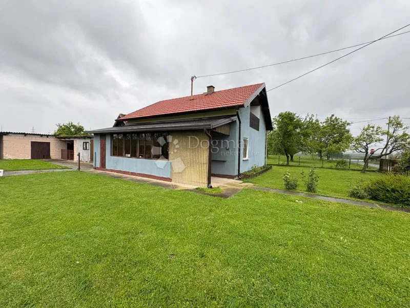 Kuća s potencijalom i okućnicom od 1240 m²