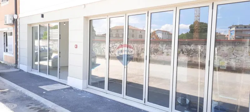 Istra, Umag - centar, ulični poslovni prostor, zakup 1.770 € + PDV