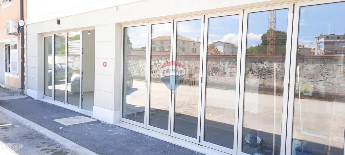 Istra, Umag - centar, ulični poslovni prostor, zakup 1.770 € + PDV