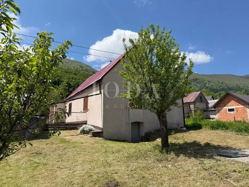 Samostojeća prizemnica na mirnoj lokaciji s dodatnim objektom od 20 m²