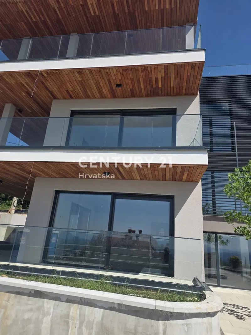 RIJEKA, 2-BEDROOM APARTMENT WITH A LIVING ROOM IN A MODERN NEW BUILDING, PRIVATE GARDEN AND POOL, UNDERGROUND GARAGE, BEAUTIFUL VIEW OF KVARNER – 2