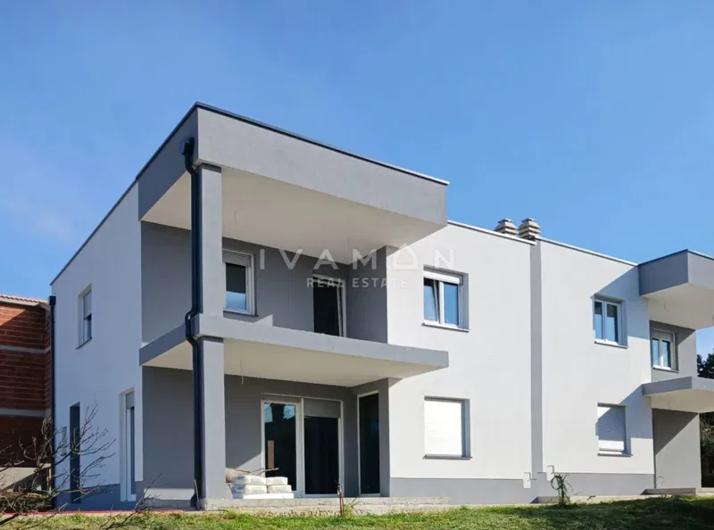 Nový dvojdům s bazénem, pouhé 3 km od moře