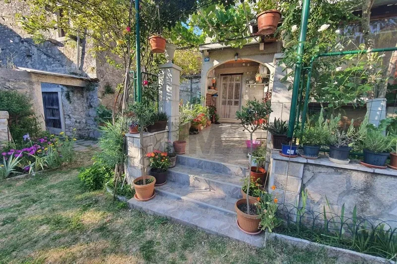 Korčula, Žrnovo – Bajkovita kućica u cvijeću 76 m²