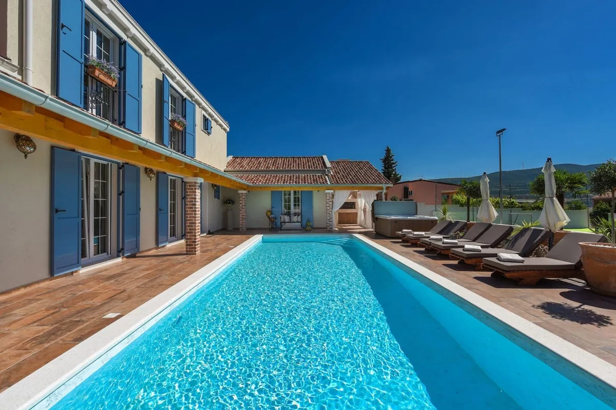 Villa medencével és teniszpályával