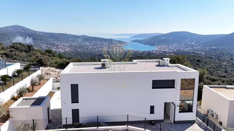 Luxus villák tengerre néző kilátással Trogir közelében / Vinišće.