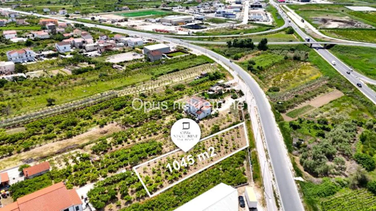 OPUZEN - gradevinsko zemljiste 1045 m2 uz cestu (video)
