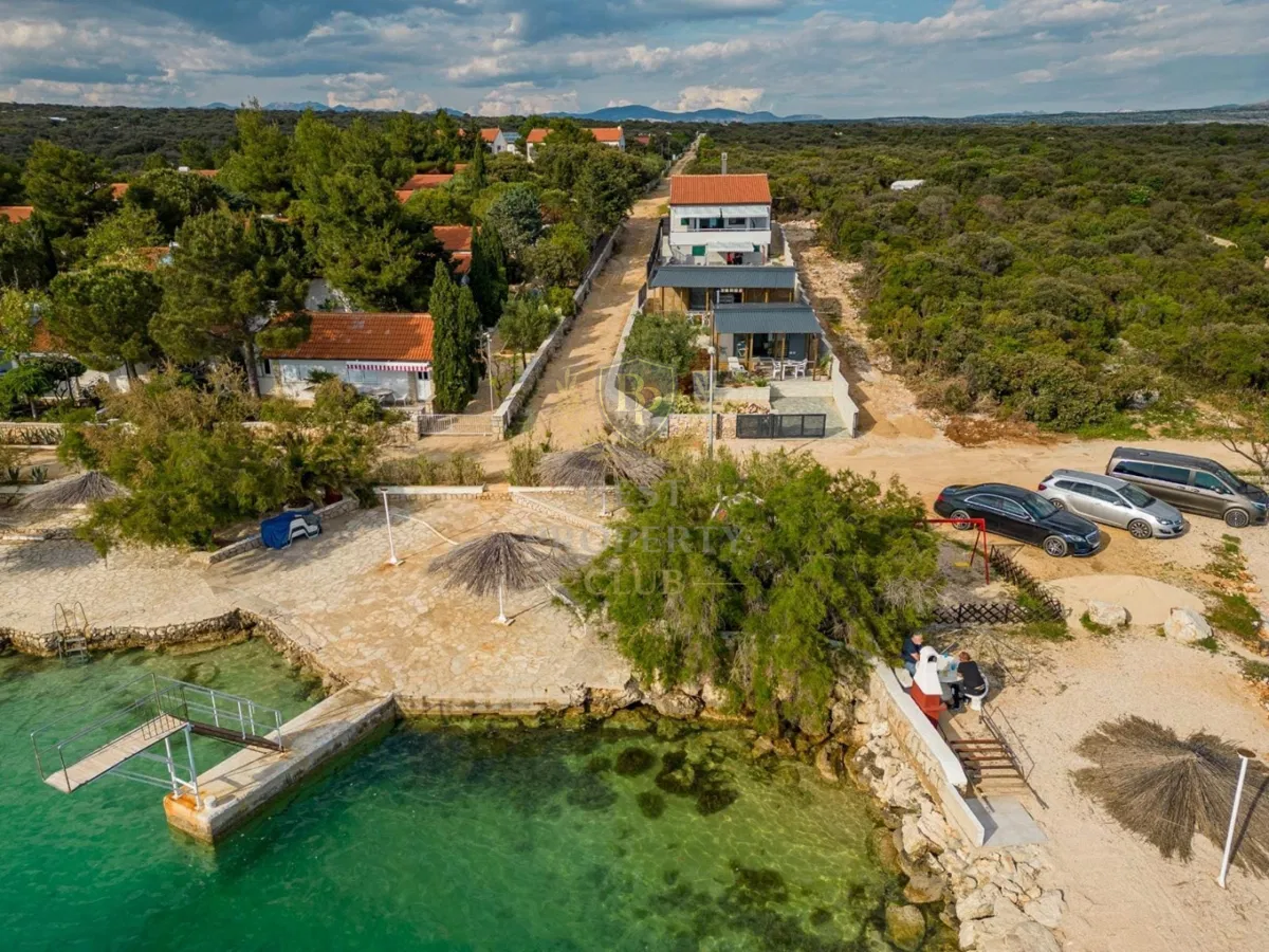 Kuća s dvije mobilne kućice u 1. redu do mora – blizu Novalje, otok Pag, Hrvatska