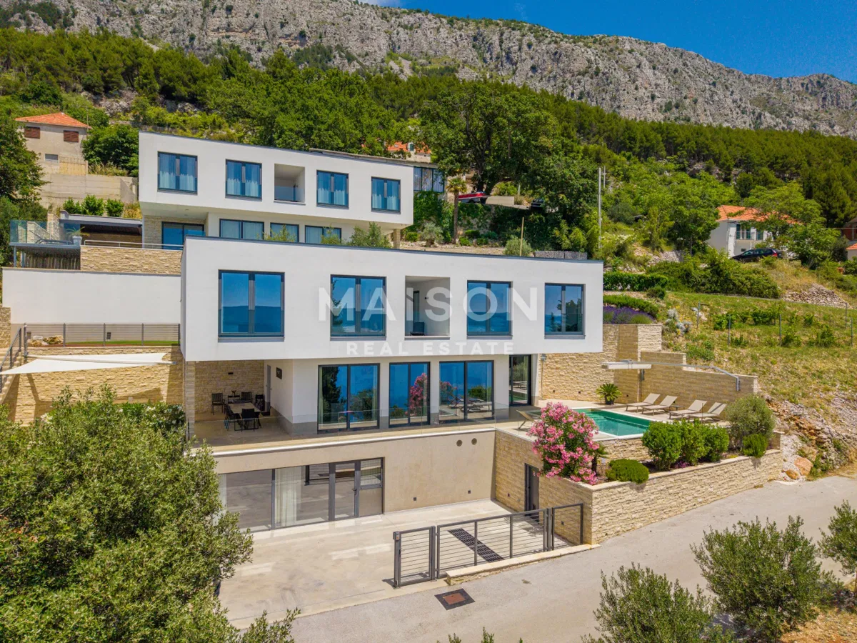 Omiš - moderna vila na odličnoj lokaciji