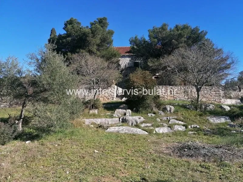 .::: Stone villa in the first row with a large parcel :::. – 2