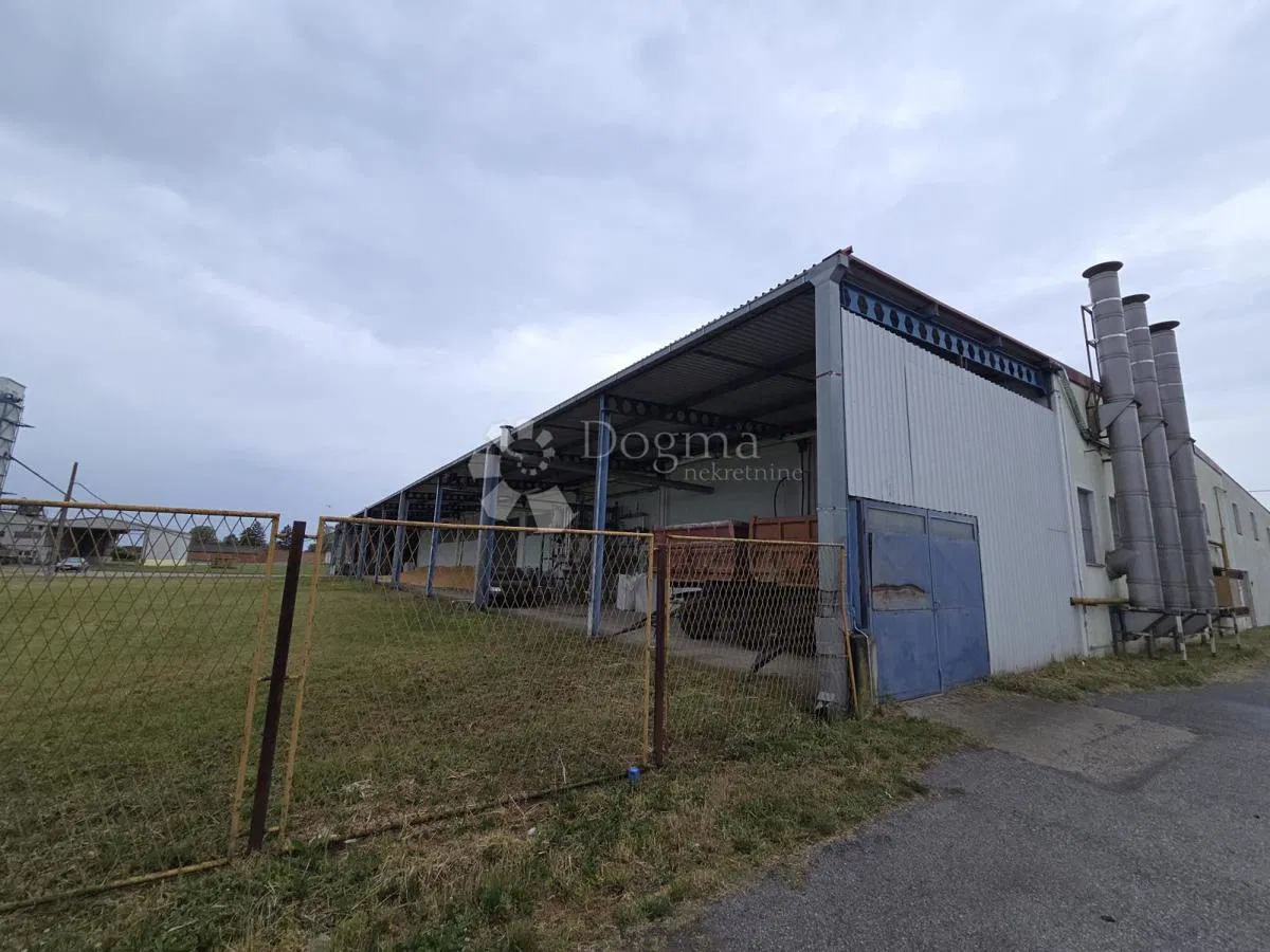 Locale commerciale Čađavica, 2.654m2