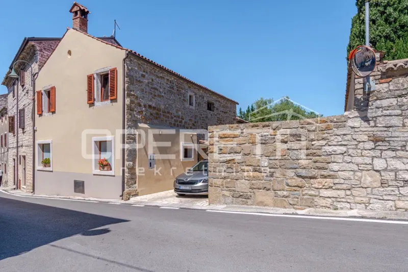 Istria, Buje – Stone house 212 m2 with parking, fully renovated – 2