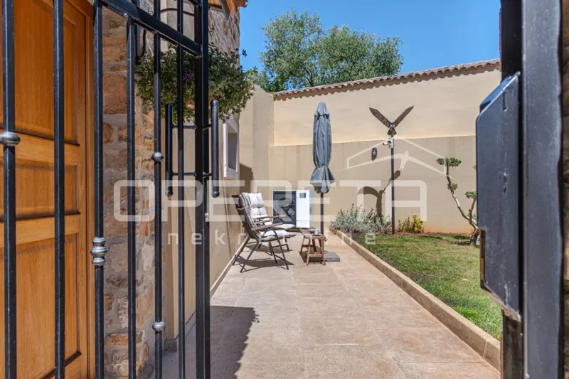 Istria, Buje – Stone house 212 m2 with parking, fully renovated – 3