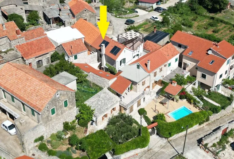 Hvar, Vrbanj - elegantna renovirana kamena kuća s garažom, terasama i pogledom